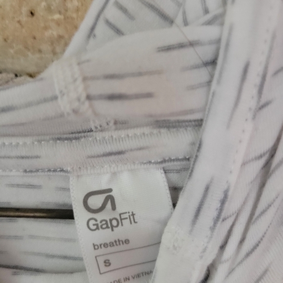 Gap fit exercise top - Picture 3 of 5